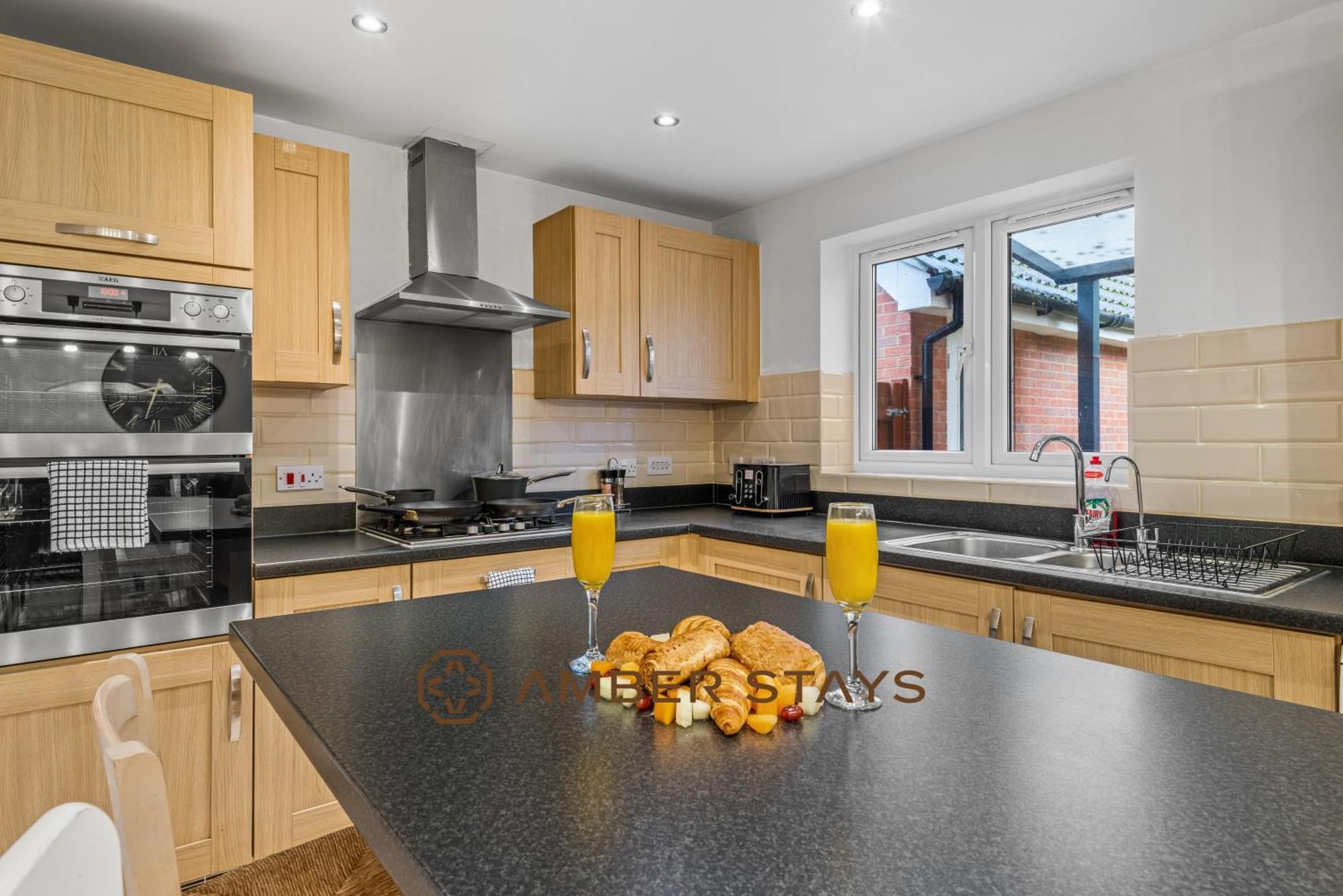 Spacious 5 Bed House In Reading By Amber Stays, Perfect For Business & Contractors, Sleeps 12! 외부 사진