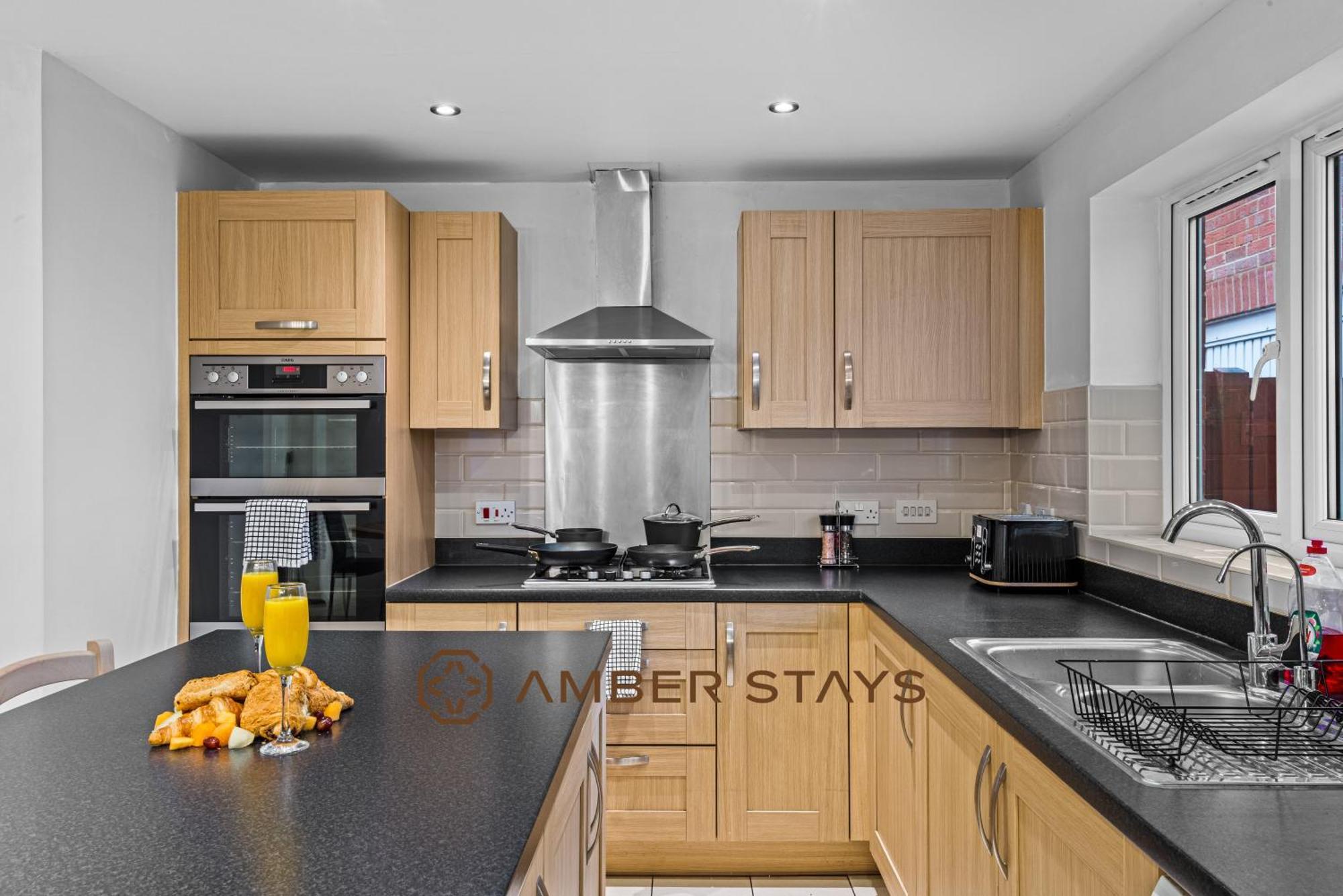 Spacious 5 Bed House In Reading By Amber Stays, Perfect For Business & Contractors, Sleeps 12! 외부 사진